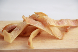 歯の弱い犬が硬いおやつを食べるには